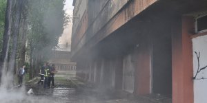 Kars’ta boşaltılmış fakülte binasında çıkan yangın korkuttu