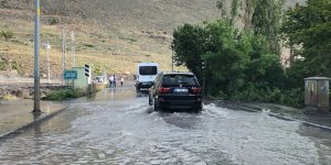Kars’ta su patladı, cadde sular altında kaldı