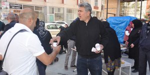 Kars'ta, Aşura anma töreninde vatandaşlara sıcak çorba dağıtıldı
