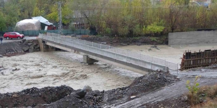 Bingöl’de aşırı yağış nedeniyle dereler taştı, yaya köprüsü geçici olarak kapatıldı