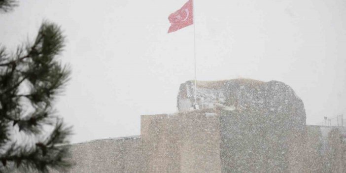 Tarihi Harput Mahallesi’nde kar etkisi artırdı, göz gözü görmedi
