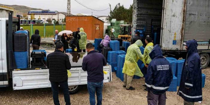 Van Büyükşehir Belediyesi 13 ilçeye 3 bin adet plastik sıfır atık kutusu dağıttı