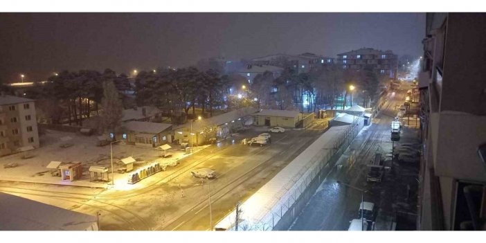 Bitlis’te beklenen kar yağışı başladı