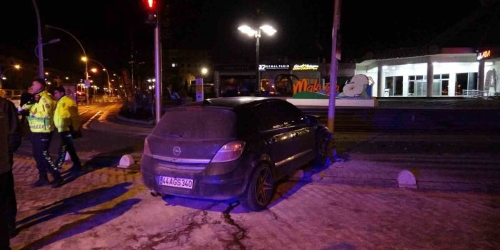 Hafif ticari araçla çarpışan otomobil kaldırıma çıkarak durabildi: 1 yaralı