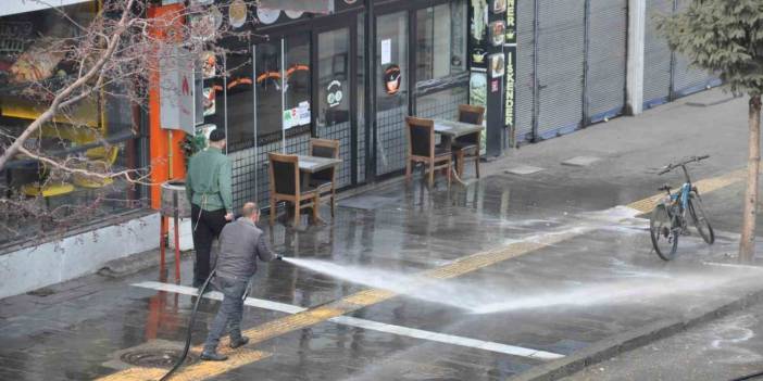 Kars’ta kaldırımlar tazyikli suyla yıkanıyor