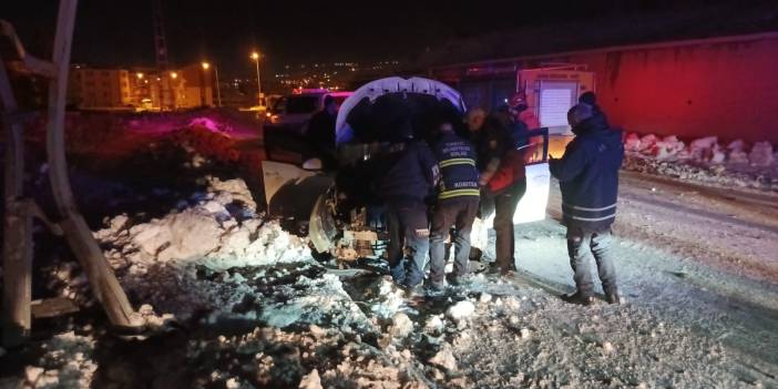Kars’ta otomobil aydınlatma direğine çarptı: 1 yaralı