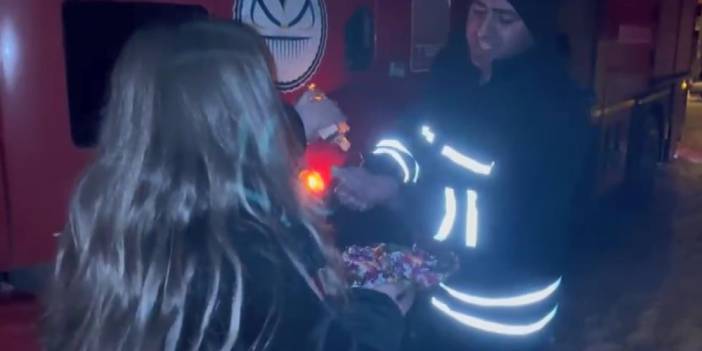 Kars’ta ilginç olay: Anahtar kapının üzerinde unutuldu, İtfaiye camdan girip kapıyı açtı