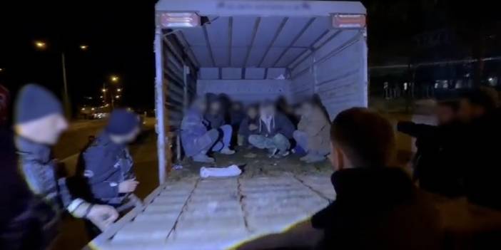 Kars'ta kurbanlık sevkiyatı süsü verilen kamyonetten 12 kaçak göçmen çıktı: 4 tutuklama