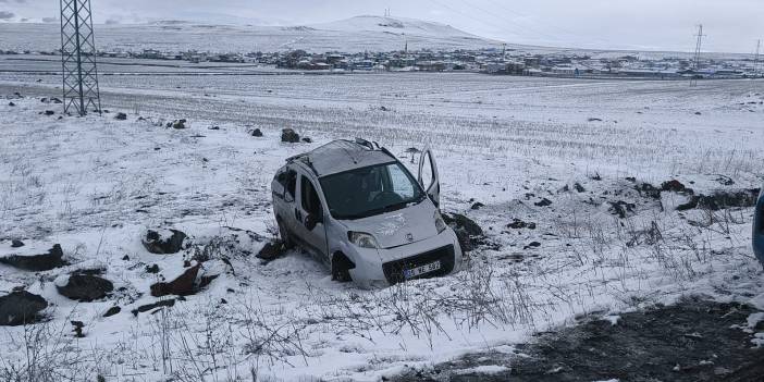 Kars'ta şarampole devrilen araçta baba-oğlu yaralandı