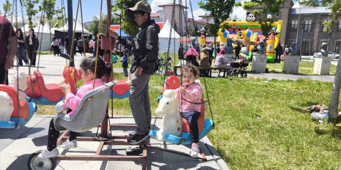 Kars'ta Güneşli Havayı Gören Fuara Koştu: Çocuk Parkı Dolup Taştı