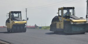 Kars’ta çevre yolunun sıcak asfalt yapım çalışmaları devam ediyor