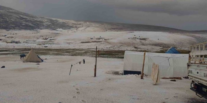 Erzincan yaylalarında dolu yağışı kar gibi araziyi beyaza bürüdü