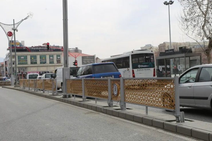 Erzincan’da dekoratif refüj bariyer yapım çalışması