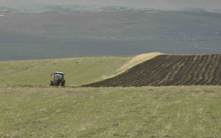 Kars’ta tarlalar sürülüyor