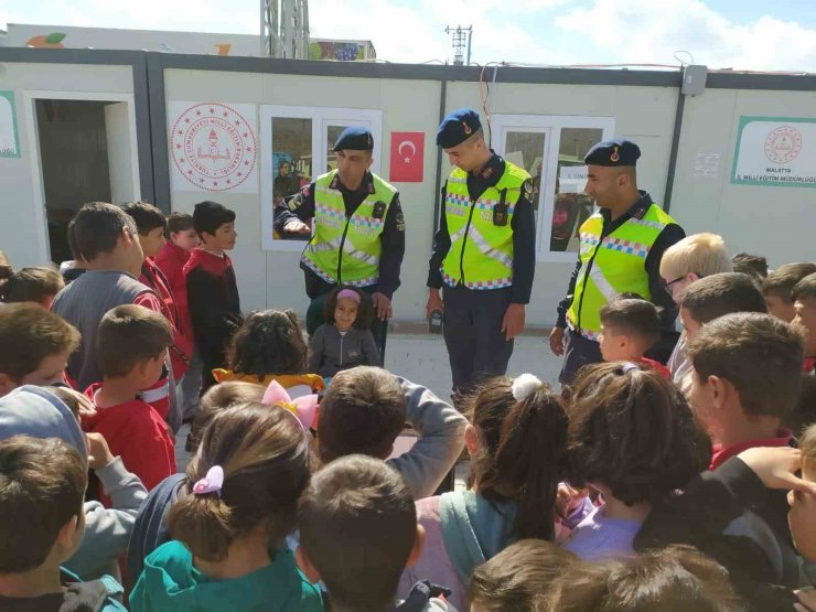 Jandarmadan depremzede çocuklara trafik eğitimi