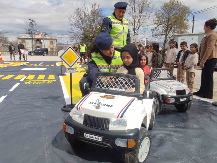 Jandarma ekiplerinden öğrencilere trafik güvenliği eğitimi