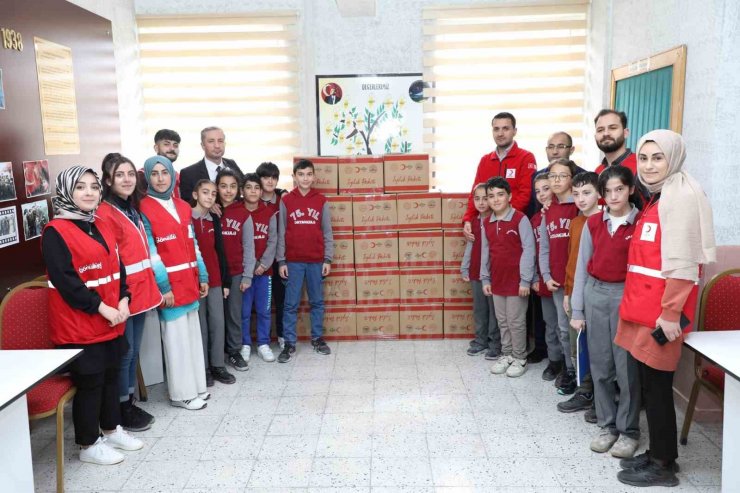 Okullardan toplanan yardımlar Kızılay’a teslim edildi