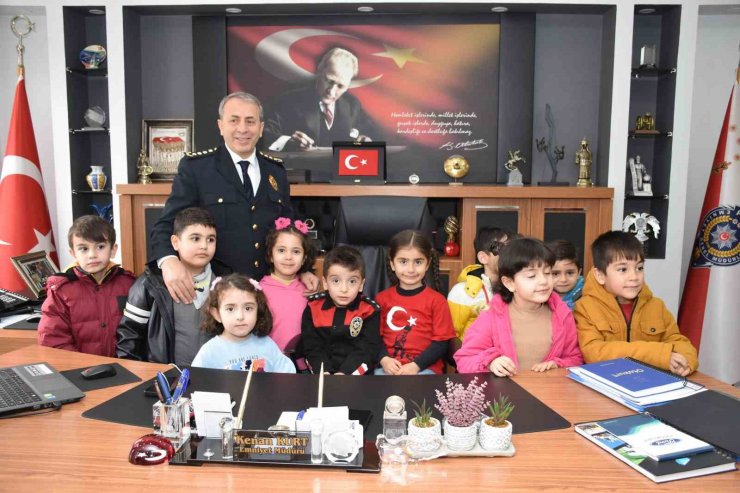 Minik öğrencilerden Polis Haftası ziyareti