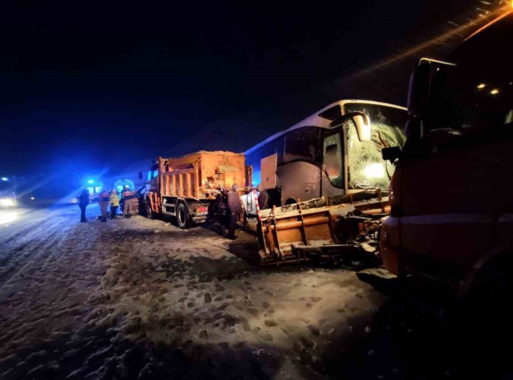 Erzincan’da zincirleme trafik kazası: 8 yaralı