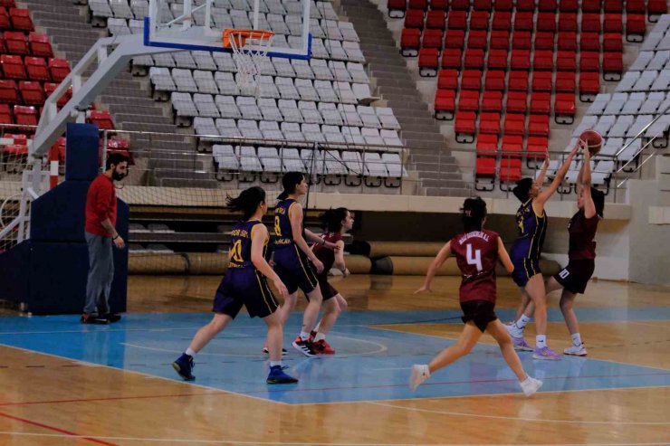 Erzincan’da oynanan basketbol şampiyonasında liseliler ter döktü