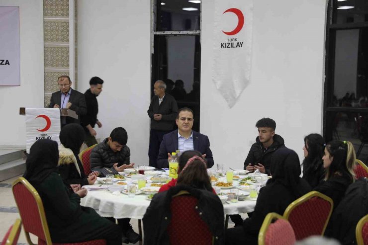 Vali Akbıyık, yetimlerle iftarda buluştu