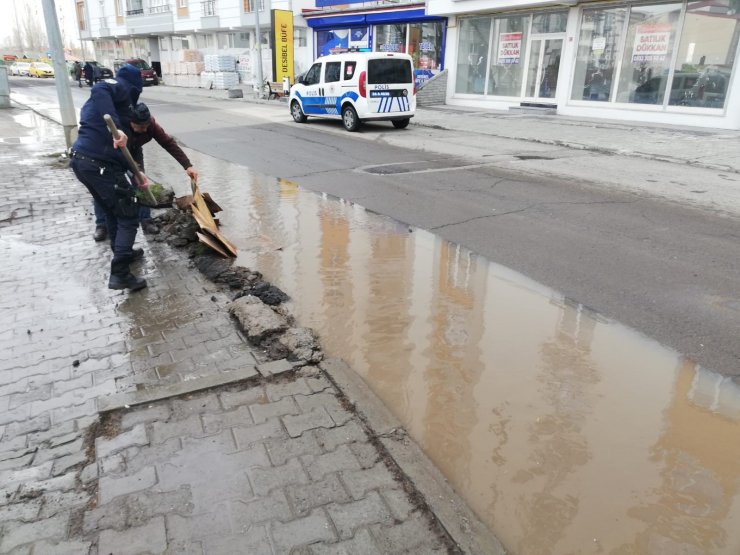 Kars polisinden örnek davranış