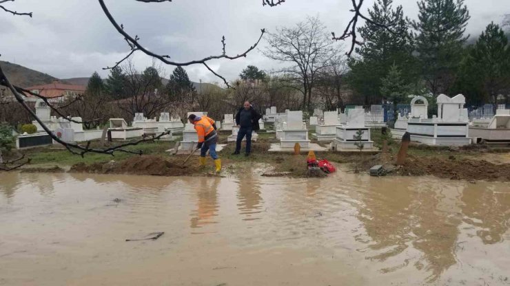 Sağanak yağış sel su baskınlarına neden oldu