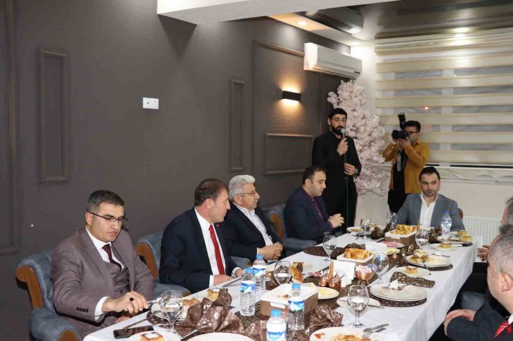 Gür kardeşler iftar yemeğinde ilçe protokolü ile bir araya geldiler