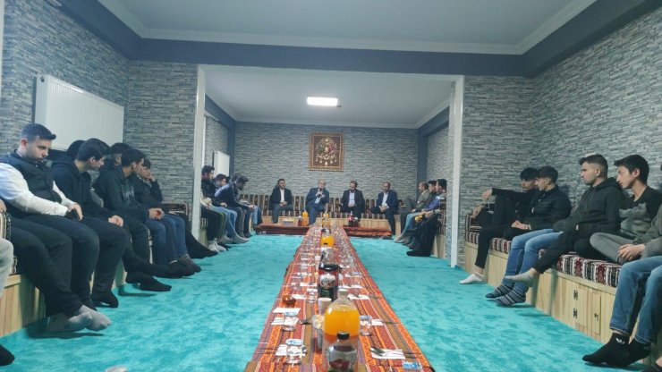 Erzurum İl Müftüsü Rüstem Can gençlerle iftar sofrasına buluştu