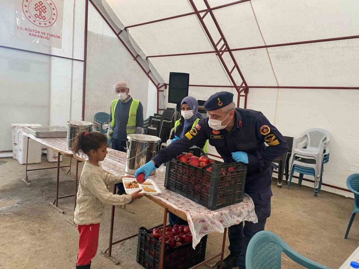 Jandarma depremzede vatandaşlarla iftar yaptı