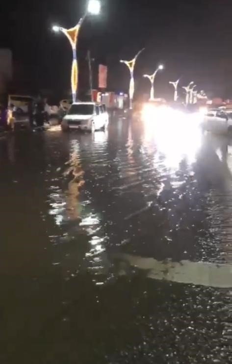 Bitlis’te sağanak yağış sonrası cadde ve sokaklar dereye döndü