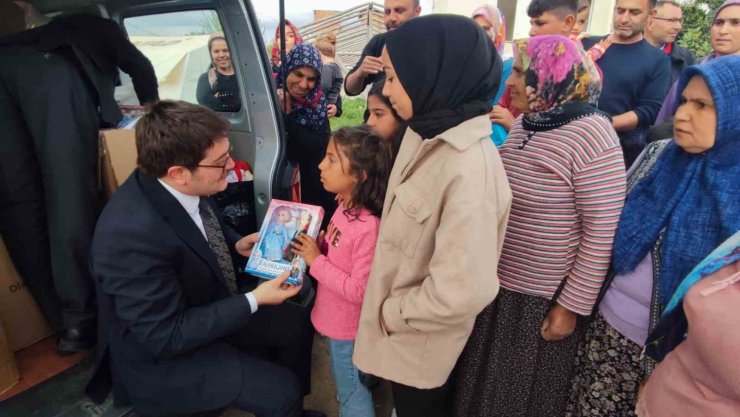 Tunceli’de vatandaşlardan, depremzede çocuklar için düzenlenen oyuncak kampanyasına destek