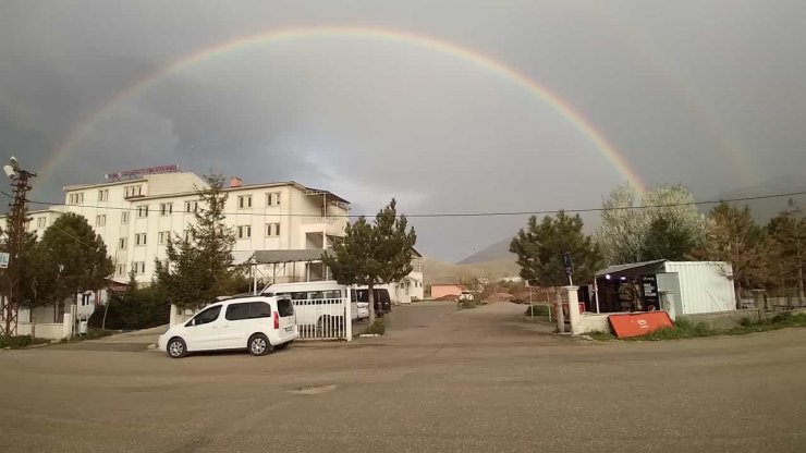 Gevaş’ta gökkuşağı güzelliği