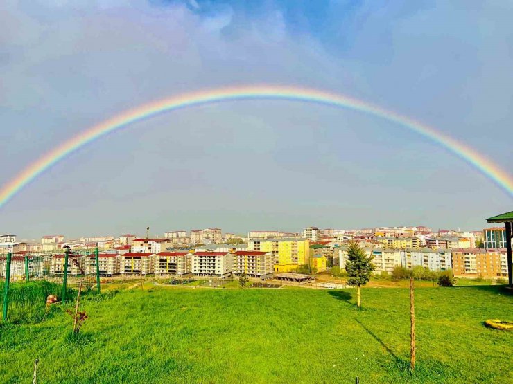 Yağmur sonrası çıkan gökkuşağı mest etti