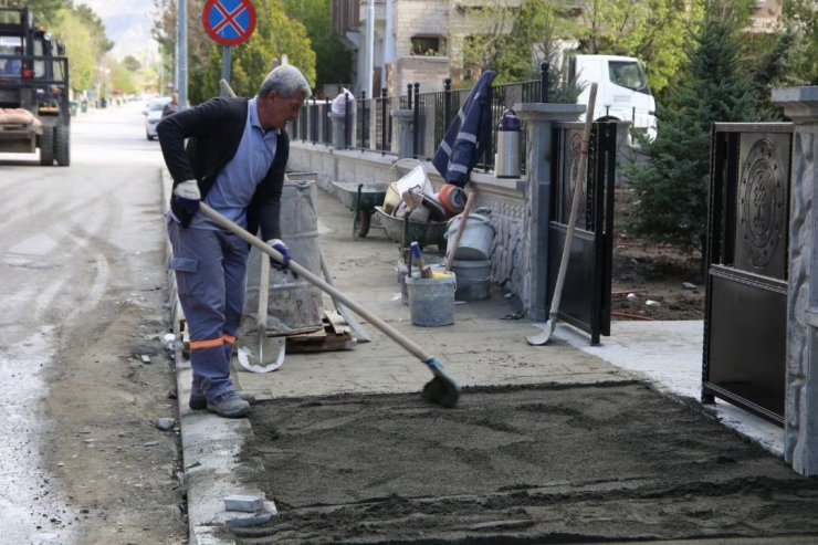 Kaldırım yenileme çalışmaları devam ediyor