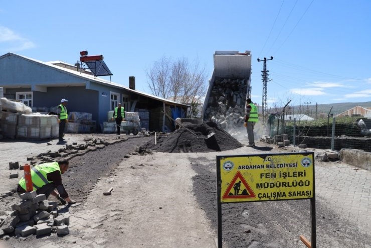 Ardahan’da yol yapım çalışmaları sürüyor