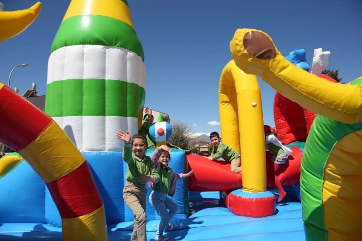 ’Polislerle Macera Adası’ projesiyle okullar balon park ile neşeleniyor