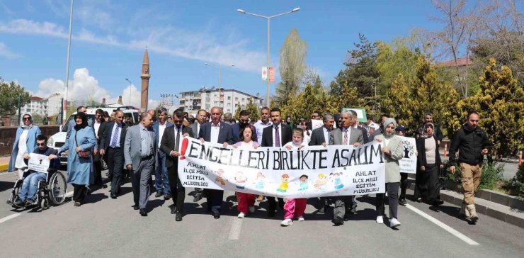 Ahlat’ta engelliler için farkındalık yürüyüşü yapıldı