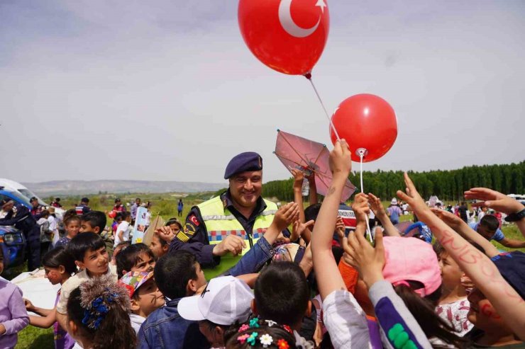 Uçurtma şenliği renkli görüntülere sahne oldu