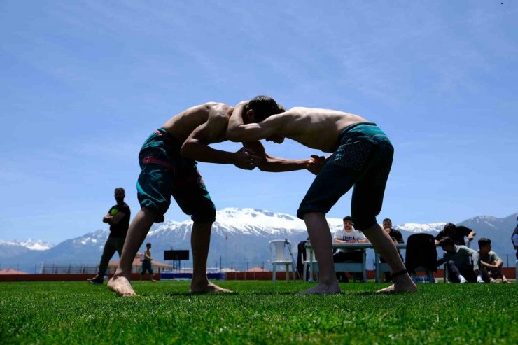 Ata sporunda genç pehlivanlar er meydanına çıktı