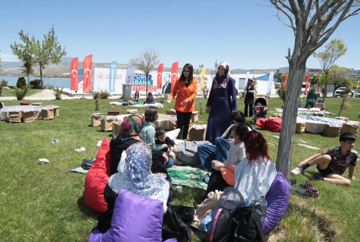 Van Büyükşehir Belediyesi depremzede aileleri Van Gölü kıyısında ağırladı