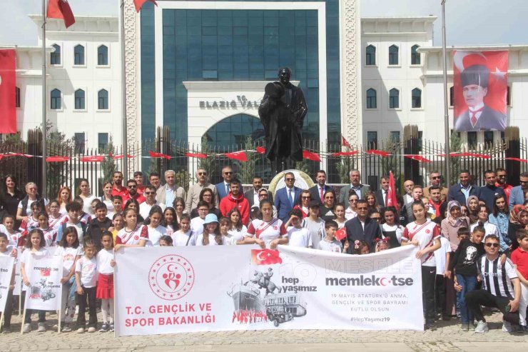 19 Mayıs kutlamaları çelenk sunma töreni ile başladı