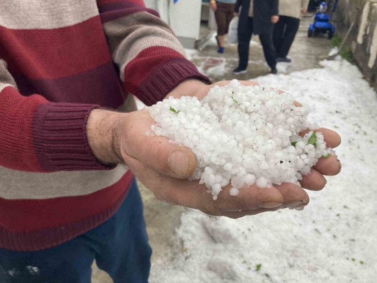 Dolu yağışı Kemaliye’nin yollarını beyaza büründürdü