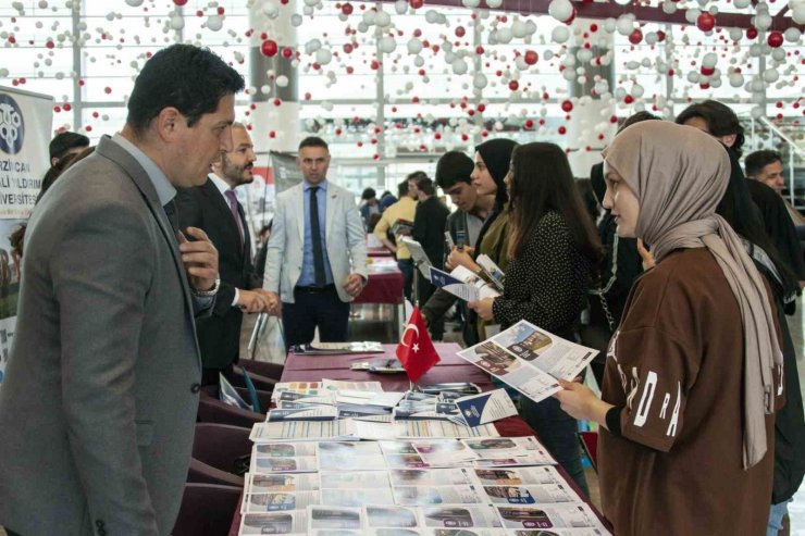 EBYÜ’lü akademisyenler üniversite adayı gençlerle buluştu