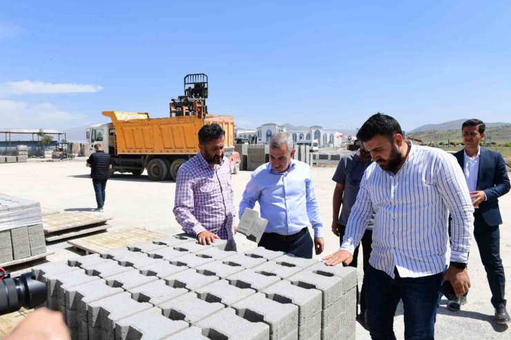 Yeşilyurt’ta hasar gören yollar baştan aşağıya yeniliyor