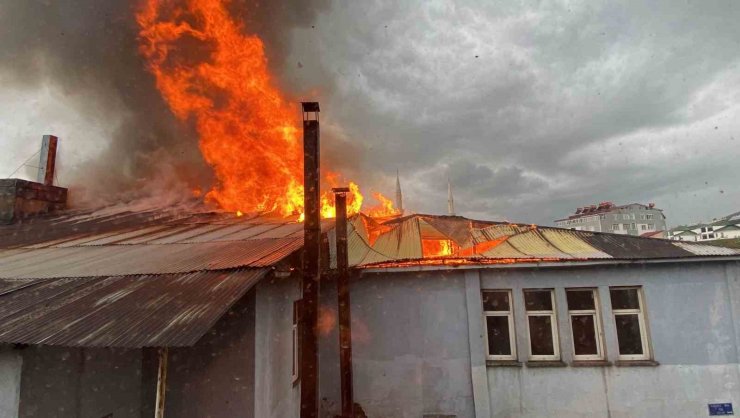 Karlıova’da pasaj yangını, dumanlar gökyüzünü kapladı