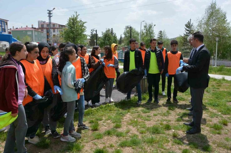 Refahiye’de liseli öğrencilerden çevre duyarlılığı