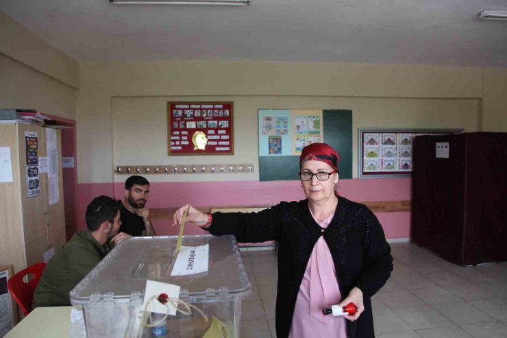 Ahlat’taki Ahıska Türkleri oylarını kullandı