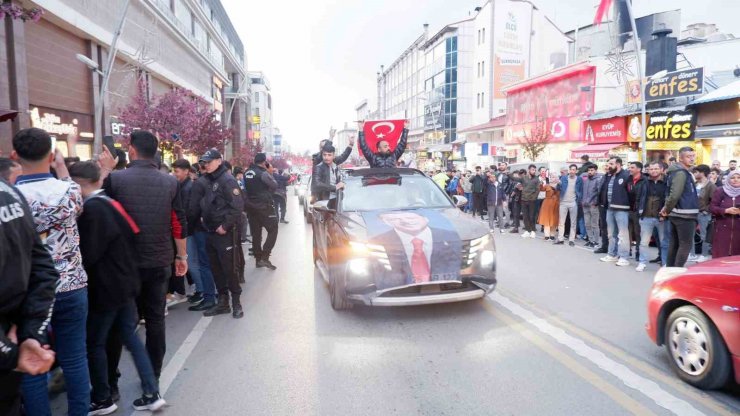 Erzurumlular Erdoğan’ın zaferini halaylarla kutladılar