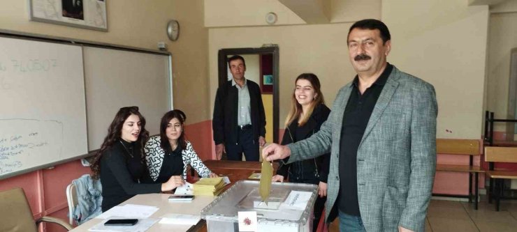 Hakkari’de oy verme işlemi başladı